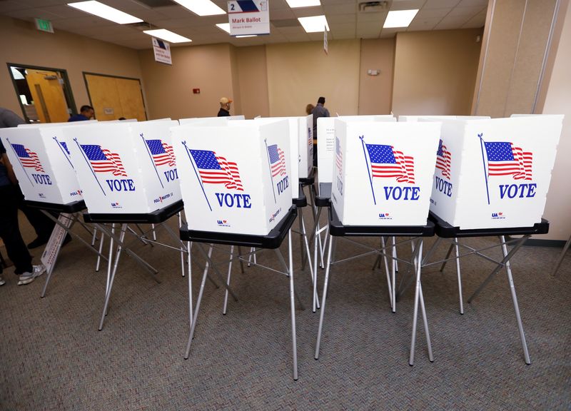 © Reuters. FILE PHOTO: Poll workers with the Hillsborough County Supervisor of Elections Office, work to setup early voting equipment at the Seffner-Mango Branch Library in Seffner, Florida, U.S., August 2, 2024. REUTERS/Octavio Jones/File photo