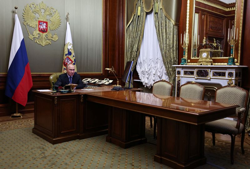 &copy; Reuters. O presidente russo Vladimir Putin preside reunião do Conselho de Segurança através de um link de vídeo no Palácio Constantino em Strelna, em São Petersburgo, Rússian20/09/2024nSputnik/Alexander Kazakov/Pool via REUTERS 