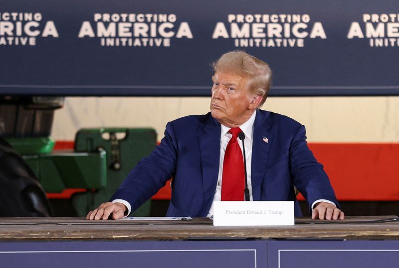 © Reuters. U.S. President Donald Trump listens as he participates in a roundtable discussion with farmers and local officials during an agricultural policy event in Smithton, Pennsylvania, U.S., September 23, 2024. REUTERS/Quinn Glabicki