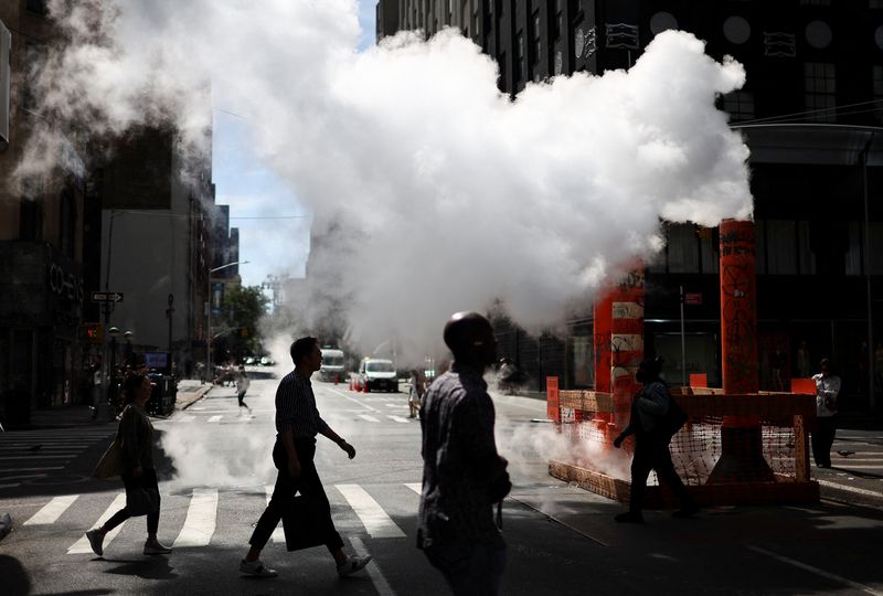 &copy; Reuters. Steam rises as people cross a street in Manhattan, New York City, U.S., June 16, 2024. REUTERS/Agustin Marcarian/File Photo