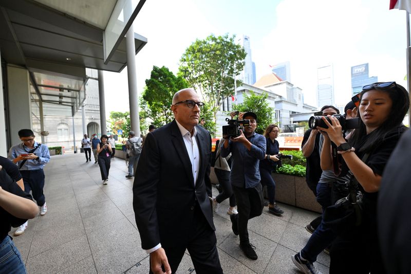 © Reuters. Singapore's former transport minister S. Iswaran arrives at the Supreme Court in Singapore September 24, 2024. REUTERS/Caroline Chia