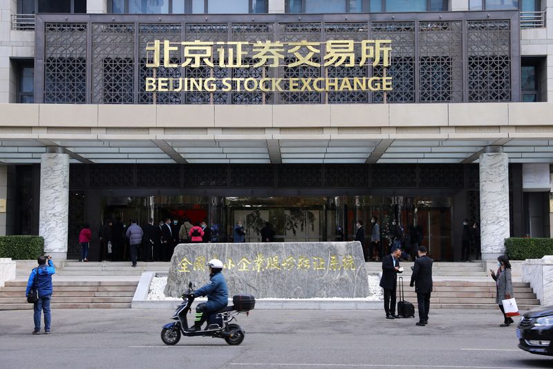 © Reuters. FILE PHOTO: A view of the Beijing Stock Exchange at the Financial Street, in Beijing, China, November 15, 2021. REUTERS/Tingshu Wang/File photo