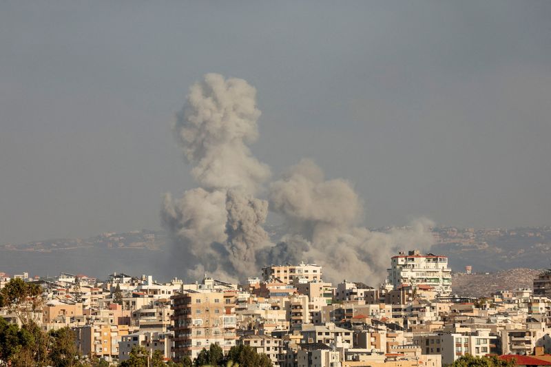 © Reuters. Smokes rise, amid ongoing cross-border hostilities between Hezbollah and Israeli forces, in Tyre, southern Lebanon September 23, 2024. REUTERS/Aziz Taher