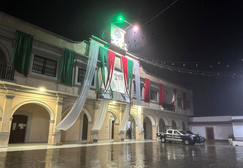 © Reuters. A police patrol vehicle is parked outside the municipal palace as Hurricane John makes landfall in Santiago Jamiltepec, Oaxaca state, Mexico September 23, 2024. REUTERS/Fredy Garcia