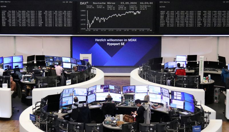 © Reuters. The German share price index DAX graph is pictured at the stock exchange in Frankfurt, Germany, September 23, 2024.     REUTERS/Staff