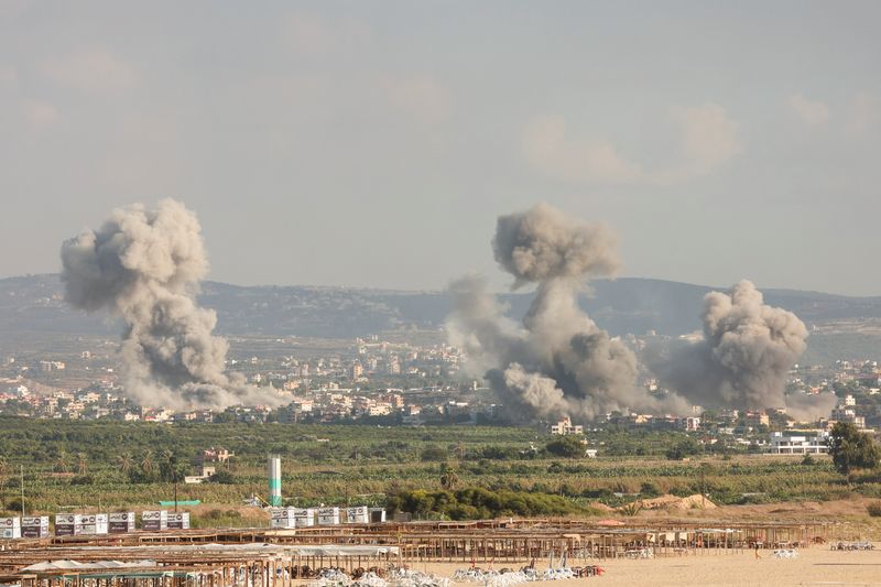 © Reuters. Smokes rise, amid ongoing cross-border hostilities between Hezbollah and Israeli forces, in Tyre, southern Lebanon September 23, 2024. REUTERS/Aziz Taher