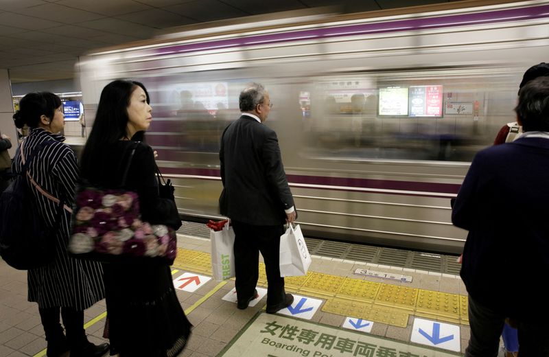 &copy; Reuters. FILE PHOTO: Commuters wait for a train in Osaka, western Japan October 24, 2017.  Picture taken October 24, 2017.   REUTERS/Thomas White/File Photo