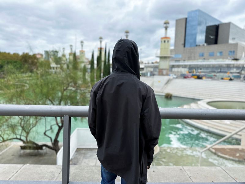 © Reuters. A migrant from Mali, who said he is from the Fulani community and escaped the war in his country and arrived in El Hierro Island a year ago, speaks to a Reuters journalist in Barcelona, Spain September 20, 2024. REUTERS/Horaci Garcia