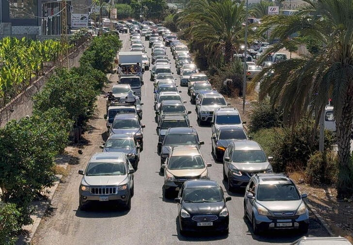 © Reuters. Cars go north from Lebanon's southern coastal city Sidon as some Lebanese flee heavy Israeli bombardment, Lebanon September 23, 2024. REUTERS/Ali Hankir      