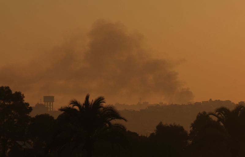 &copy; Reuters. Fumo sul Libano meridionale dopo gli attacchi israeliani, nel contesto delle ostilità transfrontaliere in corso tra Hezbollah e le forze israeliane, visto da Tiro, Libano meridionale 24 settembre 2024 REUTERS/Aziz Taher