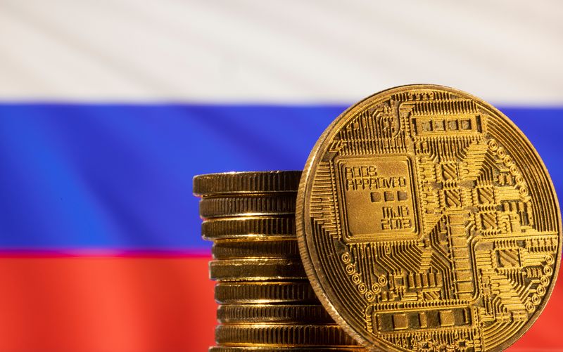 &copy; Reuters. FILE PHOTO: A representation of the cryptocurrency is seen in front of Russian flag in this illustration taken, March 4, 2022. REUTERS/Dado Ruvic/Illustration/File photo