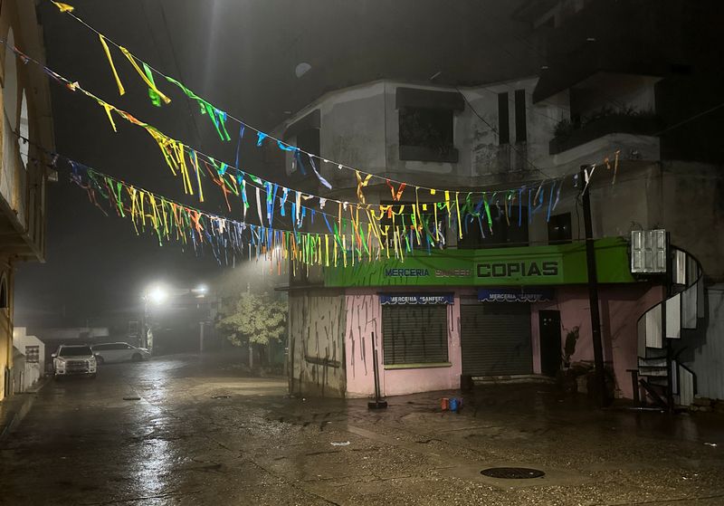 © Reuters. An empty street is seen as Hurricane John makes landfall in Santiago Jamiltepec, Oaxaca state, Mexico September 23, 2024. REUTERS/Fredy Garcia