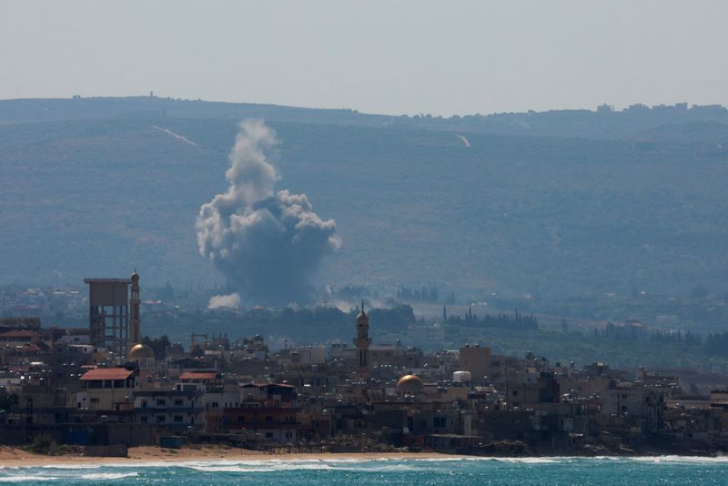 &copy; Reuters. Fumo sul Libano meridionale, tra le ostilità transfrontaliere in corso tra Hezbollah e le forze israeliane, visto da Tiro, Libano meridionale 24 settembre 2024 REUTERS/Aziz Taher