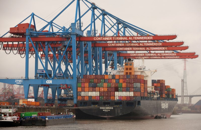 &copy; Reuters. Container vengono scaricati dalla nave portacontainer Chacabuco della Hapag-Lloyd presso l'HHLA Container Terminal Altenwerder sul fiume Elba ad Amburgo, Germania, 31 marzo 2023. REUTERS/Phil Noble/Foto del file