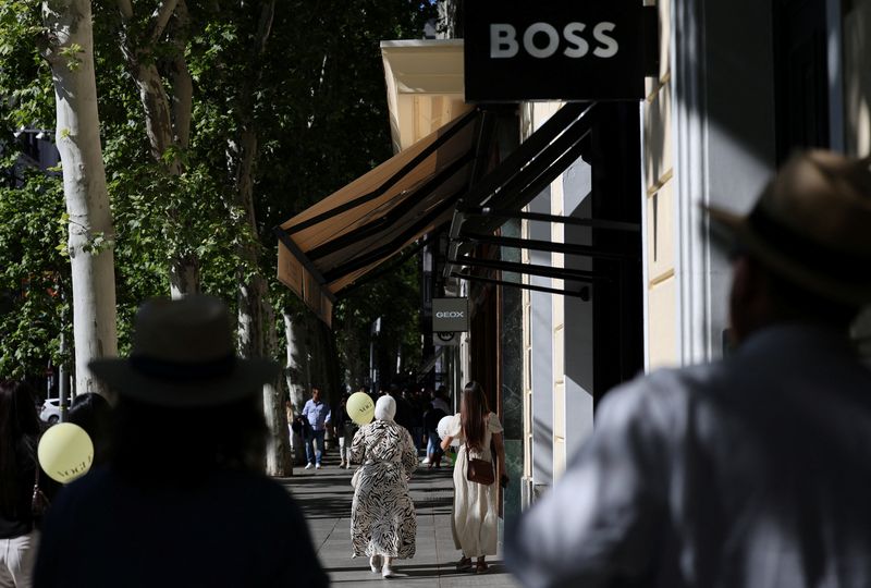 © Reuters. FILE PHOTO: People walk in the downtown district of Salamanca, in Madrid, Spain, May 18, 2024. REUTERS/Violeta Santos Moura/File Photo