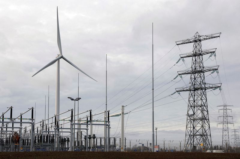 &copy; Reuters. Turbina eólica junto de subestação de energia elétrica em Nijmegen, Holanda