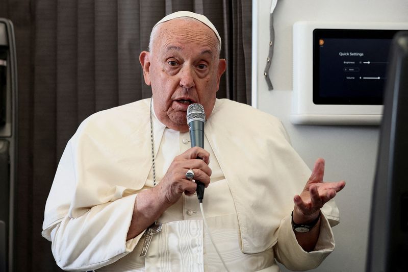 &copy; Reuters. Papa Francisco em avião após viagem ao Sudeste Asiáticon 13/9/2024   REUTERS/Guglielmo Mangiapane