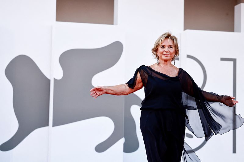 &copy; Reuters.  La stilista Alberta Ferretti assiste alla cerimonia di apertura dell'81ª Mostra del Cinema di Venezia, Italia, 28 agosto 2024. REUTERS/Yara Nardi/Foto del file