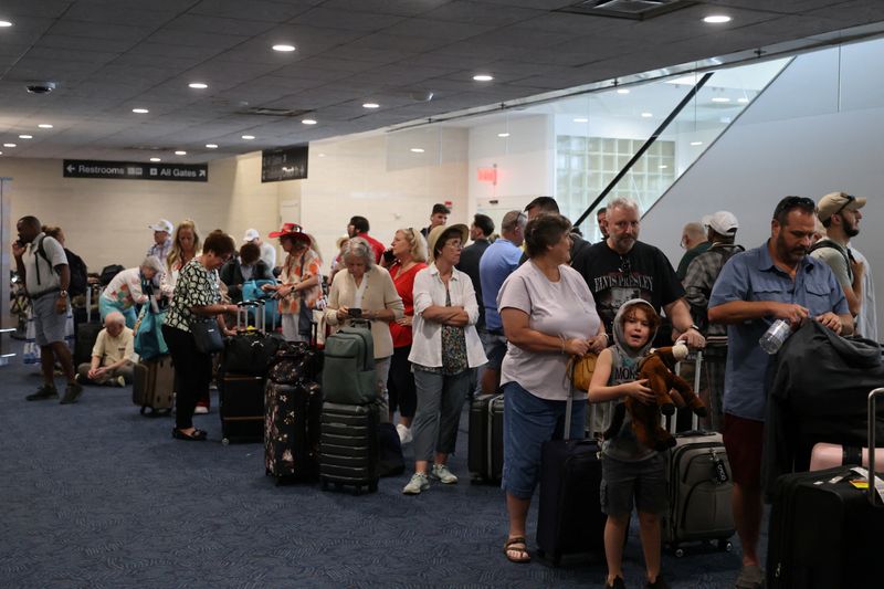 &copy; Reuters. Passengers wait at Milwaukee Mitchell International Airport, after airlines grounded flights due to a worldwide tech outage caused by an update to CrowdStrike's "Falcon Sensor" software which crashed Microsoft Windows systems, in Milwaukee, Wisconsin, U.S