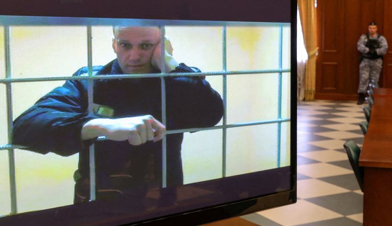 © Reuters. FILE PHOTO: Russian opposition leader Alexei Navalny is seen on a screen via a video link from the IK-2 corrective penal colony in Pokrov during a court hearing to consider an appeal against his prison sentence in Moscow, Russia May 24, 2022. REUTERS/Evgenia Novozhenina/File Photo