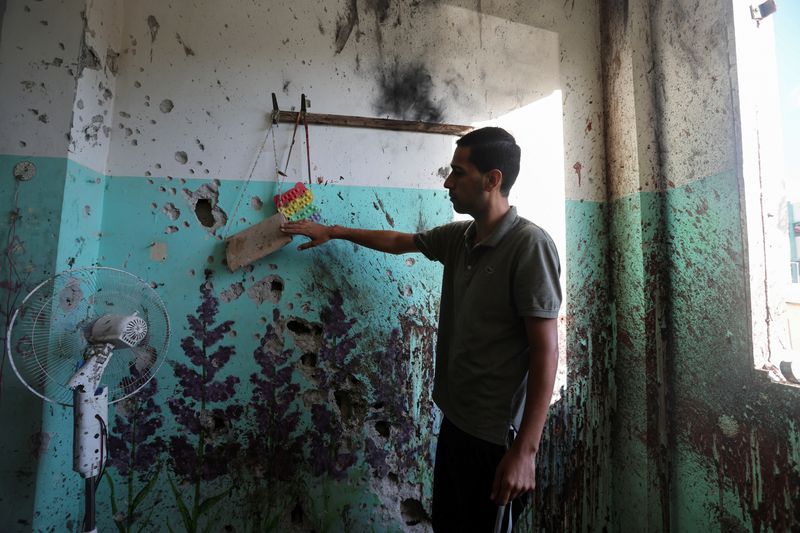 &copy; Reuters. A Palestinian inspects the damage inside a school sheltering displaced people after it was hit by an Israeli strike, amid the Israel-Hamas conflict, in Nuseirat in the central Gaza Strip, September 23, 2024. REUTERS/Ramadan Abed