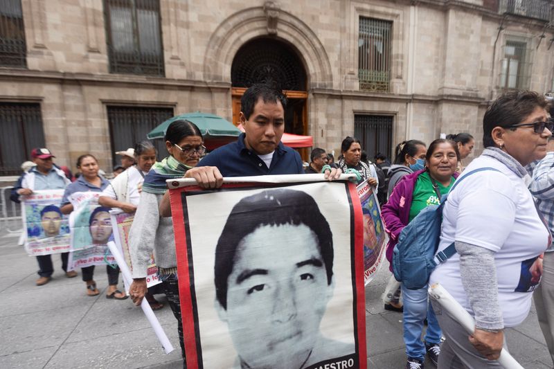 © Reuters. Relatives of the students who went missing from Ayotzinapa rural teacher-training school on September 26, 2014, leave the National Palace after a meeting with Mexico's President Andres Manuel Lopez Obrador, who had earlier promised to resolve the case and then defended the armed forces accused by the foreign investigators and lawyers for the parents of the victims, of playing a role in the events, ahead of the 10th anniversary of the disappearance in Mexico City, Mexico, August 27, 2024. REUTERS/Quetzalli Nicte-Ha/File Photo