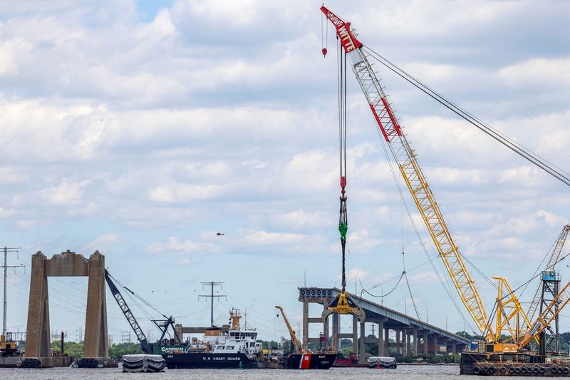 &copy; Reuters. A U.S. Coast Guard boat approaches clean-up operations at the Francis Scott Key Bridge as the main shipping channel prepares to fully reopen, in Baltimore, Maryland, U.S., June 10, 2024. REUTERS/Evelyn Hockstein/File Photo