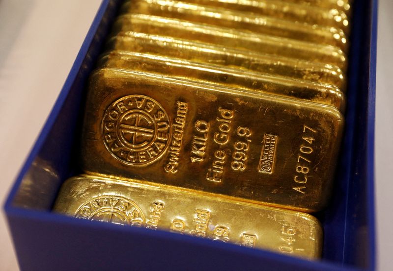 © Reuters. FILE PHOTO: Gold bars are on display at the GoldSilver Central office in Singapore, June 19, 2017. Picture taken June 19, 2017. REUTERS/Edgar Su//File Photo