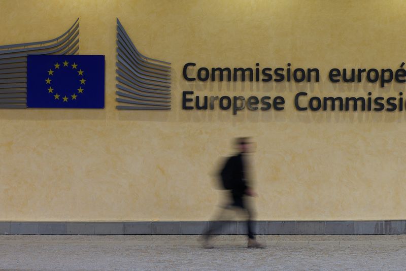 &copy; Reuters. Una persona cammina accanto al logo della Commissione europea vicino al suo ingresso a Bruxelles, Belgio, 1 febbraio 2023. REUTERS/Yves Herman