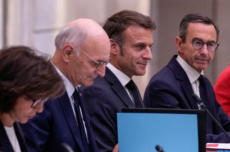 &copy; Reuters. Presidente da França, Emmanuel Macron, entre o ministro da Justiça, Didier Migaud, e o ministro do Interior, Bruno Retailleau n23/09/2024     Christophe Ena/Pool via REUTERS