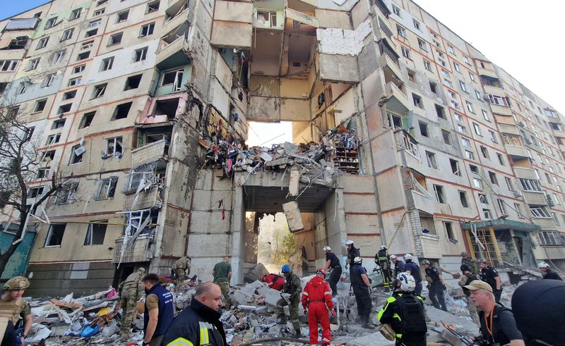 © Reuters. Firefighters and rescuers work at the site of an apartment building hit by a Russian air strike, amid Russia's attack on Ukraine in Kharkiv, September 24, 2024. REUTERS/Vyacheslav Madiyevskyy