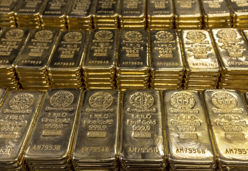 © Reuters. FILE PHOTO: One kilogram gold bars are pictured at the Argor-Heraeus gold and silver refiner and bullion producer in Mendrisio, Switzerland, July 13, 2022. REUTERS/Denis Balibouse/File Photo