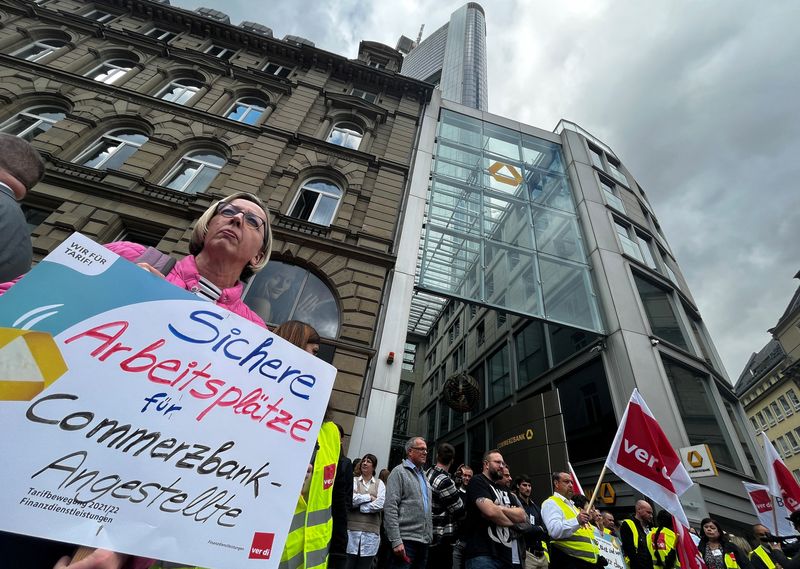 &copy; Reuters. Employees of Commerzbank protest against a potential takeover battle by UniCredit, in front of the Commerzbank headquarters in Frankfurt, Germany, September 24, 2024. The placard reads “Safe workplaces for Commerzbank employees.” REUTERS/Tilmann Blass