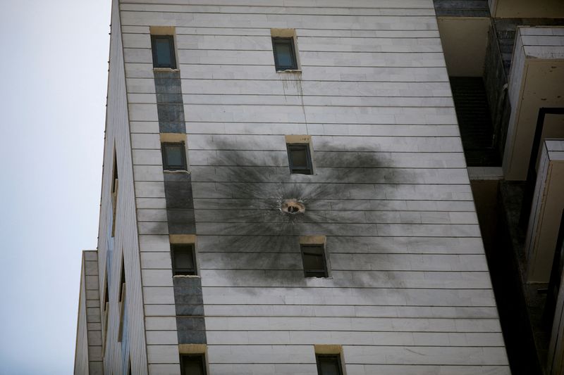 &copy; Reuters. A view shows a damaged residential building, after projectiles attack towards Israel from Lebanon, amid cross-border hostilities between Hezbollah and Israeli forces, in Nahariya, northern Israel September 9, 2024. REUTERS/Shir Torem/File Photo