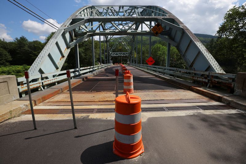 &copy; Reuters. A road and bridge are shown in Woodstock, New Hampshire, U.S., August 25, 2022.  REUTERS/Brian Snyder/File Photo