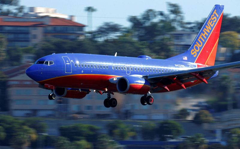 &copy; Reuters. FILE PHOTO: A Southwest Airlines jet comes in to land at Lindbergh Field in San Diego, California February 25, 2015. REUTERS/Mike Blake//File Photo