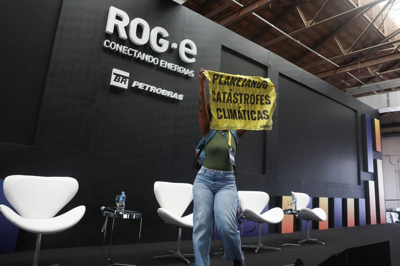 &copy; Reuters. Ativista do Greenpeace protesta durante apresentação da Opep na Rio Oil & Gas & Energy 2024. Rio de Janeiro, Brasil 24 de setembro de 2024. REUTERS/Pilar Olivares