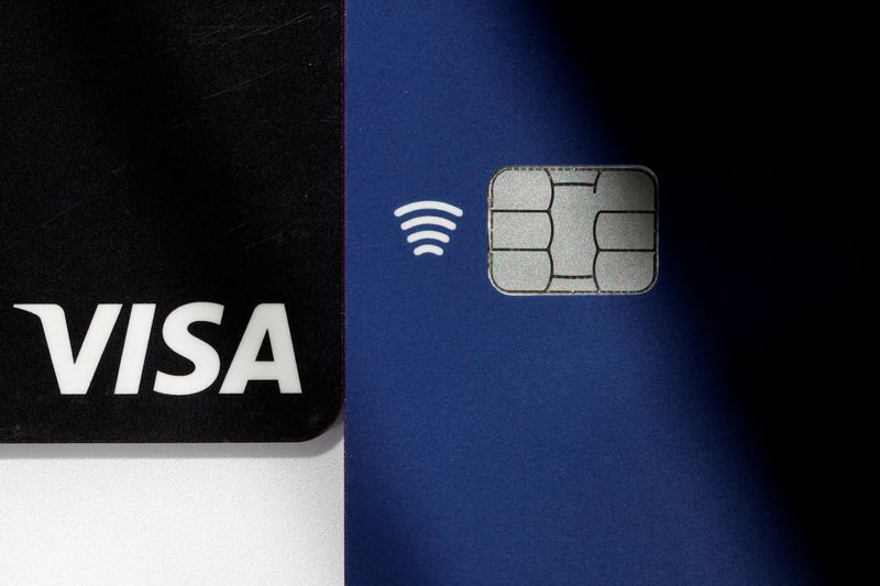 © Reuters. FILE PHOTO: Visa credit and debit cards are seen in this picture illustration taken on August 2, 2022. REUTERS/Benoit Tessier/File Photo