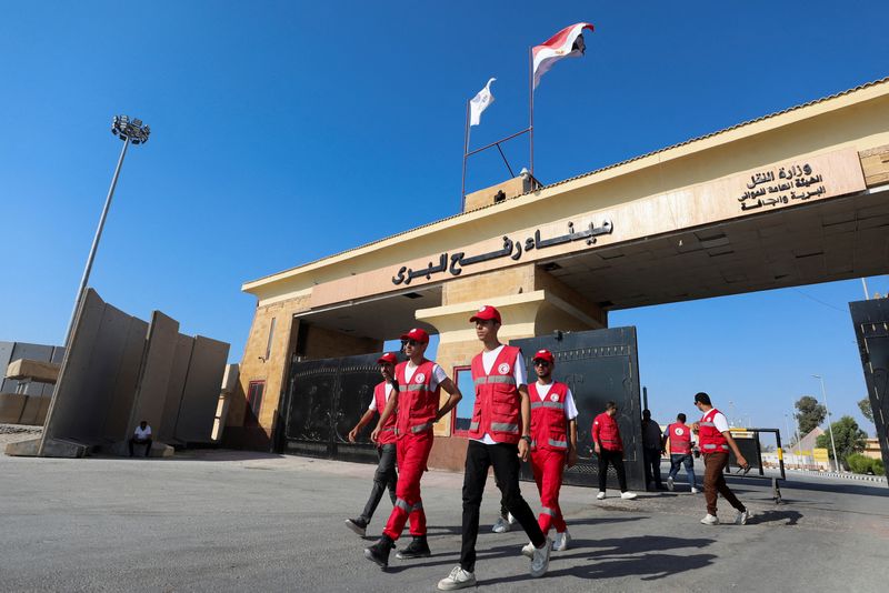 &copy; Reuters. FILE PHOTO: Members of the Red Crescent walk at the Rafah border crossing between Egypt and the Gaza Strip, amid the ongoing conflict between Israel and Hamas, in Rafah, Egypt September 9, 2024. REUTERS/Mohamed Abd El Ghany/File Photo