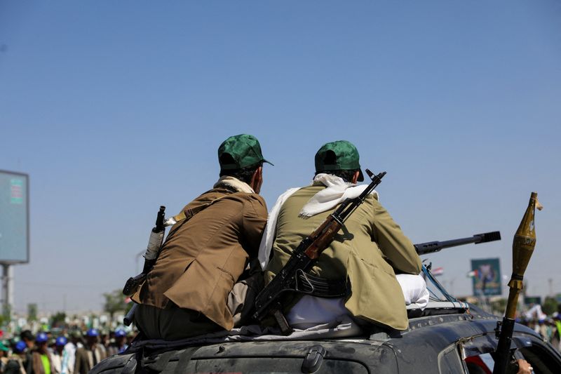 © Reuters. FILE PHOTO: Houthi-mobilized fighters ride atop a car in Sanaa, Yemen September 21, 2024. REUTERS/Khaled Abdullah/File Photo