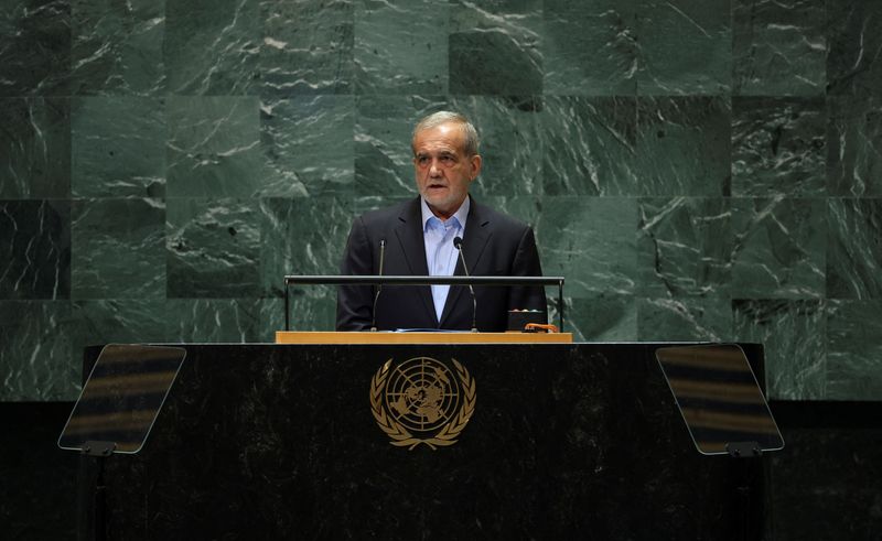 © Reuters. Iran's President Masoud Pezeshkian addresses the 79th United Nations General Assembly at U.N. headquarters in New York, U.S., September 24, 2024.  REUTERS/Mike Segar