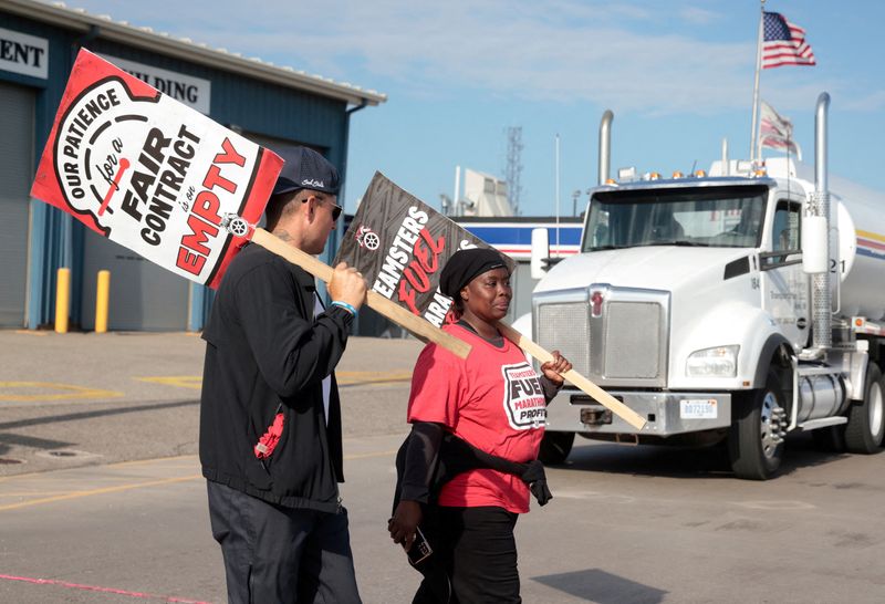 &copy; Reuters. FILE PHOTO: Workers on strike at Marathon Petroleum’s (MPC.N) Detroit refinery walk the picket line in Detroit, Michigan U.S., September 9, 2024. REUTERS/Rebecca Cook/File Photo