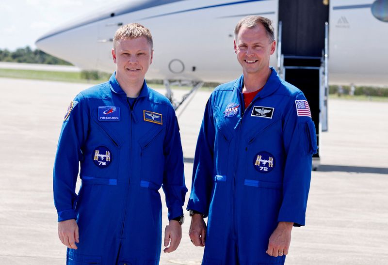 &copy; Reuters. FILE PHOTO: NASA's Crew-9 astronaut Nick Hague (R) and Roscosmos cosmonaut Alexander Gorbunov arrive at the Kennedy Space Center ahead of their launch to the International Space Station in Cape Canaveral, Florida, U.S., September 21, 2024. REUTERS/Joe Ski