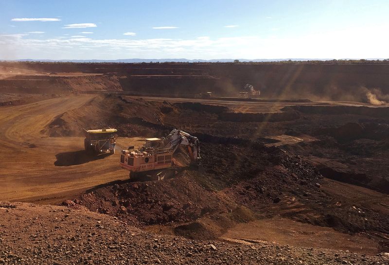 © Reuters. FILE PHOTO: An autonomous truck readies to pick up a load of iron ore at Australia's Fortescue Metals Group (FMG) Chichester Hub, which includes the Christmas Creek iron ore mine, in the Pilbara region, located southeast of the coastal town of Port Hedland in Western Australia, November 29, 2018. REUTERS/Melanie Burton/File Photo/File Photo