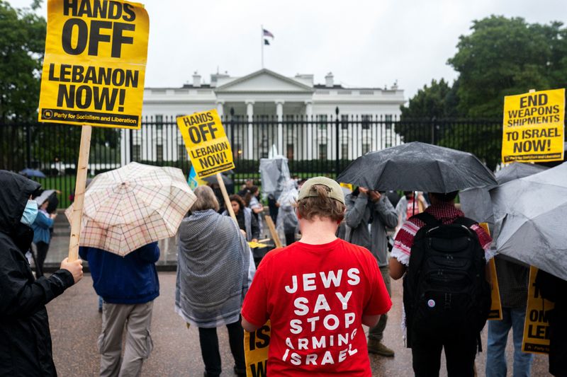 &copy; Reuters. Demonstrators gather during a protest against Israel's attacks on Hezbollah targets in Lebanon during a rally near the White House in Washington, U.S., September 24, 2024. REUTERS/Nathan Howard