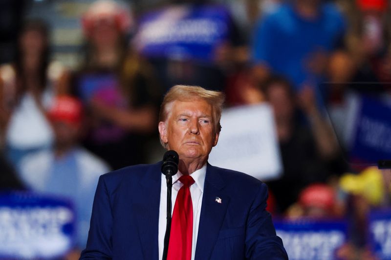 © Reuters. FILE PHOTO: Republican presidential nominee and former U.S. President Donald Trump looks on during a rally at Nassau Veterans Memorial Coliseum, in Uniondale, New York, U.S., September 18, 2024. REUTERS/Brendan McDermid/File Photo