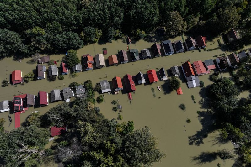 © Reuters. FILE PHOTO: A drone view shows houses flooded by the Danube River in the village of Ersekcsanad, Hungary, September 22, 2024. REUTERS/Marko Djurica/File Photo