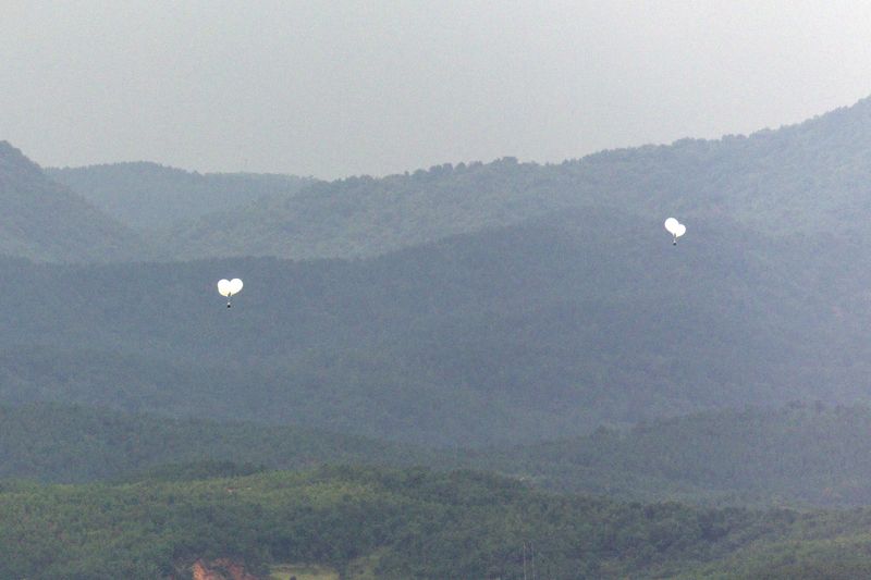 © Reuters. Balloons believed to have been sent by North Korea, fly over a North Korean territory in this picture taken from an observation post near the demilitarized zone separating the two Koreas, in Paju, South Korea, September 5, 2024.   Yonhap via REUTERS/ File Photo