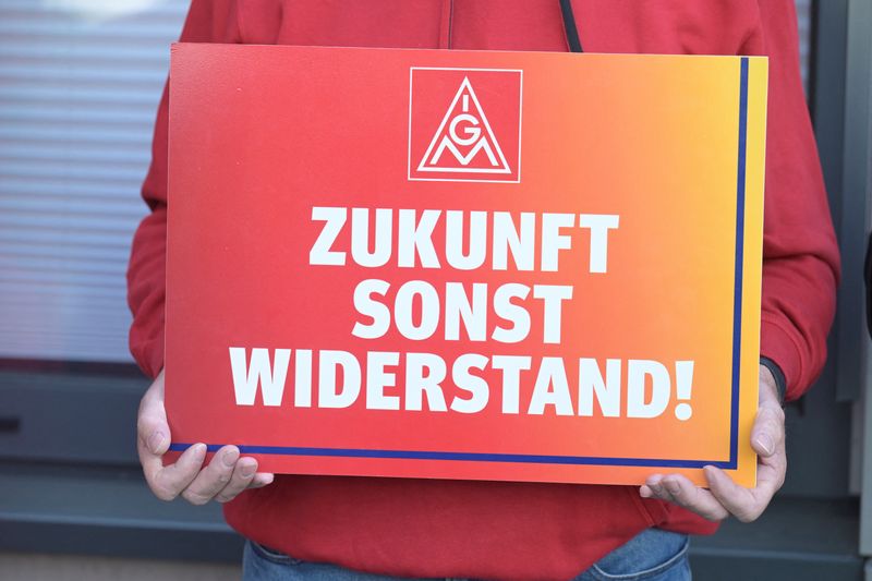 &copy; Reuters. FILE PHOTO: A banner from German union IG Metall reads, "Future otherwise resistance", as German Economy Minister Robert Habeck visits a Volkswagen plant in Emden, Germany September 20, 2024. REUTERS/Fabian Bimmer/File photo