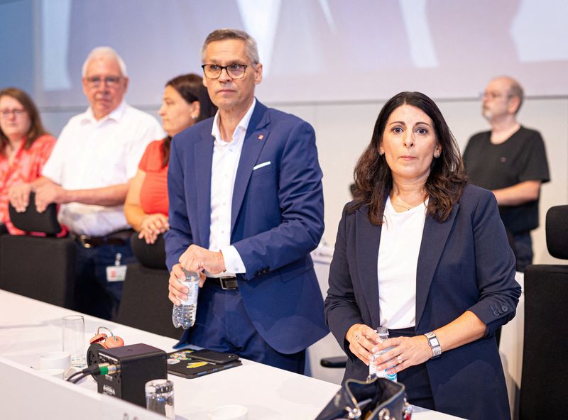 &copy; Reuters. FILE PHOTO: Daniela Cavallo, head of Volkswagen's works council and  IG Metall's Thorsten Groeger wait before Volkswagen's works council holds a regular meeting with workers in Germany to discuss matters including progress on its cost-cutting drive in Wol